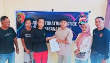 Personel Unit Reskrim Polsek Rasanae Barat mempertemukan pelapor dan terlapor dalam proses mediasi penyelesaian kasus dugaan pengerusakan melalui mekanisme Restorative Justice di Kota Bima.