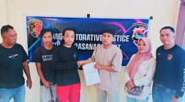 Personel Unit Reskrim Polsek Rasanae Barat mempertemukan pelapor dan terlapor dalam proses mediasi penyelesaian kasus dugaan pengerusakan melalui mekanisme Restorative Justice di Kota Bima.