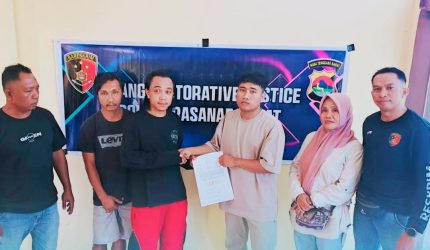 Polsek Rasanae Barat memediasi pelapor dan terlapor dalam kasus pengerusakan di Kota Bima melalui penyelesaian Restorative Justice secara damai dan kekeluargaan.