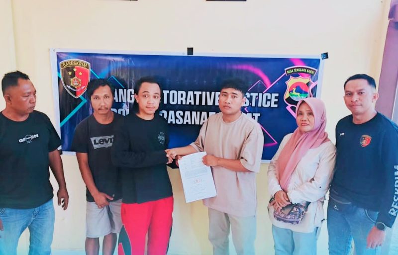 Personel Unit Reskrim Polsek Rasanae Barat mempertemukan pelapor dan terlapor dalam proses mediasi penyelesaian kasus dugaan pengerusakan melalui mekanisme Restorative Justice di Kota Bima.