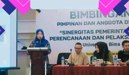 Rektor UNBIM Mataram menyampaikan sambutan pada pembukaan Bimtek DPRD Kabupaten Bima di Hotel Golden Palace Mataram.