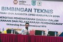 Akademisi UNBIM Mataram Dr. Alfisahrin, M.Si saat menyampaikan materi tentang pedoman penyusunan, pembahasan, dan evaluasi Raperda pada Bimtek Pimpinan dan Anggota DPRD Kabupaten Bima di Hotel Golden Palace Mataram.