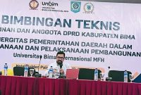 Akademisi UNBIM Mataram Dr. Alfisahrin, M.Si saat menyampaikan materi tentang pedoman penyusunan, pembahasan, dan evaluasi Raperda pada Bimtek Pimpinan dan Anggota DPRD Kabupaten Bima di Hotel Golden Palace Mataram.