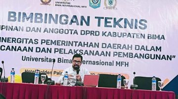 Akademisi UNBIM Mataram Dr. Alfisahrin, M.Si saat menyampaikan materi tentang pedoman penyusunan, pembahasan, dan evaluasi Raperda pada Bimtek Pimpinan dan Anggota DPRD Kabupaten Bima di Hotel Golden Palace Mataram.