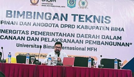 Dr. Alfisahrin dari UNBIM Mataram menyampaikan materi penguatan aspek sosiologis dalam penyusunan Raperda pada Bimtek DPRD Kabupaten Bima di Hotel Golden Palace Mataram.