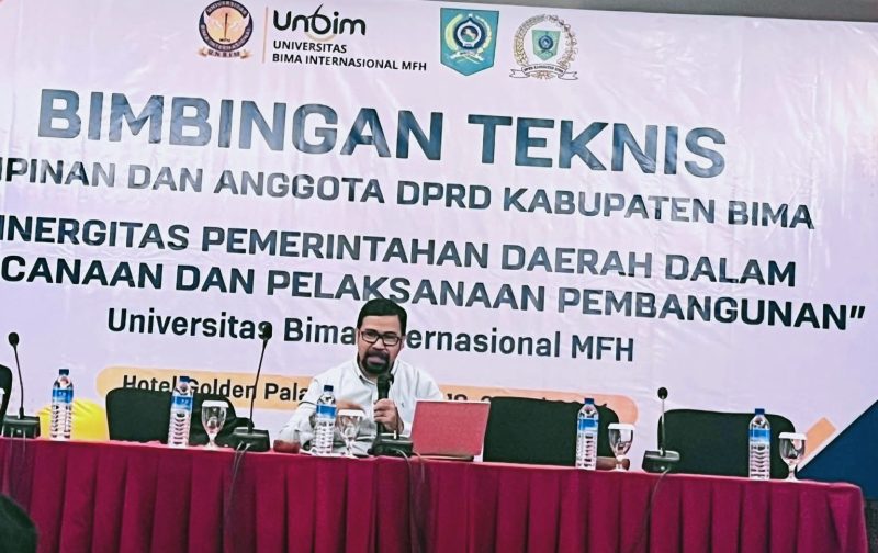Akademisi UNBIM Mataram Dr. Alfisahrin, M.Si saat menyampaikan materi tentang pedoman penyusunan, pembahasan, dan evaluasi Raperda pada Bimtek Pimpinan dan Anggota DPRD Kabupaten Bima di Hotel Golden Palace Mataram.