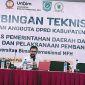 Akademisi UNBIM Mataram Dr. Alfisahrin, M.Si saat menyampaikan materi tentang pedoman penyusunan, pembahasan, dan evaluasi Raperda pada Bimtek Pimpinan dan Anggota DPRD Kabupaten Bima di Hotel Golden Palace Mataram.