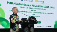 Sekretaris Daerah (Sekda) NTB Abul Chair  saat menyampaikan sambutan mewakili Gubernur NTB pada acara penandatanganan Perjanjian Kerja Sama (PKS) pembiayaan Kredit Usaha Rakyat (KUR) antara Kementerian UMKM RI dan Bank NTB Syariah di Mataram.