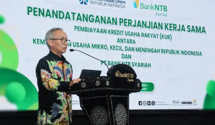 Sekda NTB menyampaikan sambutan mewakili Gubernur NTB pada acara penandatanganan kerja sama KUR antara Kementerian UMKM RI dan Bank NTB Syariah di Mataram.