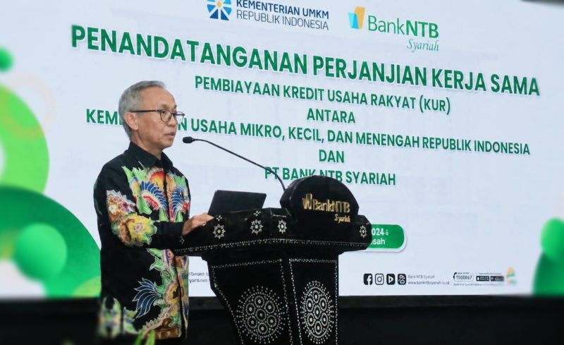 Sekretaris Daerah (Sekda) NTB Abul Chair  saat menyampaikan sambutan mewakili Gubernur NTB pada acara penandatanganan Perjanjian Kerja Sama (PKS) pembiayaan Kredit Usaha Rakyat (KUR) antara Kementerian UMKM RI dan Bank NTB Syariah di Mataram.