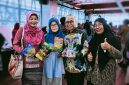 Sekretaris Daerah Provinsi NTB, Abul Chair, didampingi pejabat terkait dan pelaku UMKM saat mengunjungi serta meninjau produk unggulan lokal NTB pada gerai UMKM dalam rangkaian acara penandatanganan Perjanjian Kerja Sama (PKS) Pembiayaan Kredit Usaha Rakyat (KUR) antara Kementerian UMKM RI dan Bank NTB Syariah di Mataram, Jumat (19/6/2026).