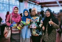 Sekretaris Daerah Provinsi NTB, Abul Chair, didampingi pejabat terkait dan pelaku UMKM saat mengunjungi serta meninjau produk unggulan lokal NTB pada gerai UMKM dalam rangkaian acara penandatanganan Perjanjian Kerja Sama (PKS) Pembiayaan Kredit Usaha Rakyat (KUR) antara Kementerian UMKM RI dan Bank NTB Syariah di Mataram, Jumat (19/6/2026).