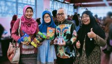 Sekretaris Daerah Provinsi NTB, Abul Chair, didampingi pejabat terkait dan pelaku UMKM saat mengunjungi serta meninjau produk unggulan lokal NTB pada gerai UMKM dalam rangkaian acara penandatanganan Perjanjian Kerja Sama (PKS) Pembiayaan Kredit Usaha Rakyat (KUR) antara Kementerian UMKM RI dan Bank NTB Syariah di Mataram, Jumat (19/6/2026).