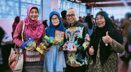 Sekretaris Daerah Provinsi NTB, Abul Chair, didampingi pejabat terkait dan pelaku UMKM saat mengunjungi serta meninjau produk unggulan lokal NTB pada gerai UMKM dalam rangkaian acara penandatanganan Perjanjian Kerja Sama (PKS) Pembiayaan Kredit Usaha Rakyat (KUR) antara Kementerian UMKM RI dan Bank NTB Syariah di Mataram, Jumat (19/6/2026).