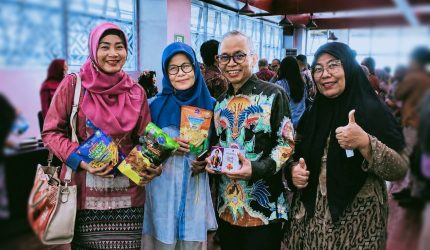Sekda NTB Abul Chair mengunjungi gerai UMKM dan melihat produk lokal NTB saat acara penandatanganan kerja sama KUR antara Kementerian UMKM RI dan Bank NTB Syariah di Mataram.