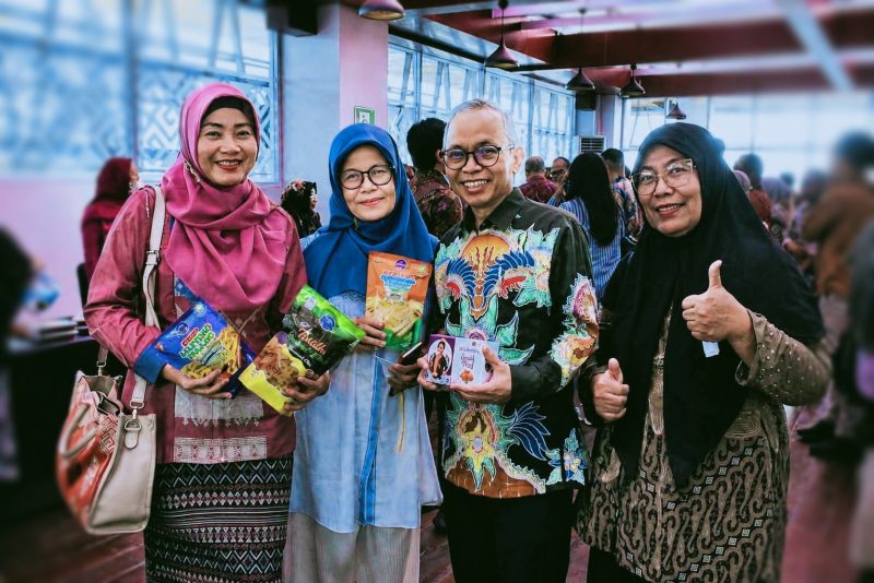 Sekretaris Daerah Provinsi NTB, Abul Chair, didampingi pejabat terkait dan pelaku UMKM saat mengunjungi serta meninjau produk unggulan lokal NTB pada gerai UMKM dalam rangkaian acara penandatanganan Perjanjian Kerja Sama (PKS) Pembiayaan Kredit Usaha Rakyat (KUR) antara Kementerian UMKM RI dan Bank NTB Syariah di Mataram, Jumat (19/6/2026).