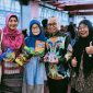 Sekretaris Daerah Provinsi NTB, Abul Chair, didampingi pejabat terkait dan pelaku UMKM saat mengunjungi serta meninjau produk unggulan lokal NTB pada gerai UMKM dalam rangkaian acara penandatanganan Perjanjian Kerja Sama (PKS) Pembiayaan Kredit Usaha Rakyat (KUR) antara Kementerian UMKM RI dan Bank NTB Syariah di Mataram, Jumat (19/6/2026).