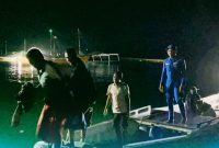 Tim Sat Polairud Polres Bima Kota bersama unsur PSDKP dan nelayan Sape melakukan evakuasi terhadap awak KMN Putri Novi yang kandas setelah menabrak karang di perairan Toro Mangeata-Gili Banta, Kabupaten Bima.