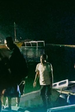 Kapal Nelayan Hantam Karang di Gili Banta, 5 Kru Selamat Dievakuasi Sat Polairud Polres Bima Kota