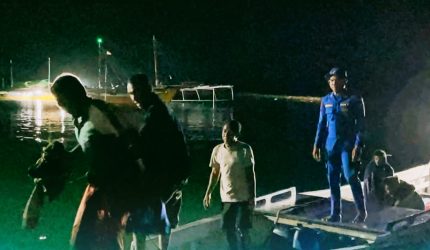 Sat Polairud Polres Bima Kota evakuasi awak KMN Putri Novi yang kandas di perairan Gili Banta Kabupaten Bima.