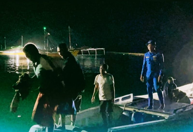 Tim Sat Polairud Polres Bima Kota bersama unsur PSDKP dan nelayan Sape melakukan evakuasi terhadap awak KMN Putri Novi yang kandas setelah menabrak karang di perairan Toro Mangeata-Gili Banta, Kabupaten Bima.