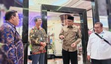 Bupati Sumbawa Ir. H. Syarafuddin Jarot, M.P. saat melakukan pertemuan dengan Direktorat Jenderal Peternakan dan Kesehatan Hewan Kementerian Pertanian, PT Berdikari, dan Direktur Hilirisasi di sela Pekan Nasional (PENAS) XVII Petani dan Nelayan Tahun 2026 di Gorontalo, membahas percepatan proyek hilirisasi unggas terintegrasi senilai Rp1,7 triliun yang akan dikembangkan di Sumbawa dan Bima.