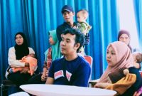 Terlihat para orang tua mengikuti skrining ulang anak terindikasi stunting yang turut dihadiri Wakil Bupati Lombok Barat Hj. Nurul Adha bersama Kepala Dinas Kesehatan Hj. Erni Suryana saat meninjau pelaksanaan di Puskesmas Labuapi, Sabtu (20/6/2026). Kegiatan ini merupakan bagian dari upaya percepatan penanganan stunting melalui pemeriksaan oleh Dokter Spesialis Anak di 20 puskesmas se-Kabupaten Lombok Barat.