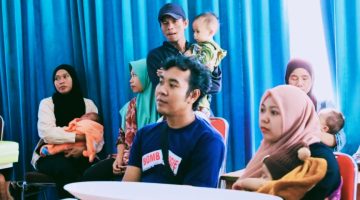 Terlihat para orang tua mengikuti skrining ulang anak terindikasi stunting yang turut dihadiri Wakil Bupati Lombok Barat Hj. Nurul Adha bersama Kepala Dinas Kesehatan Hj. Erni Suryana saat meninjau pelaksanaan di Puskesmas Labuapi, Sabtu (20/6/2026). Kegiatan ini merupakan bagian dari upaya percepatan penanganan stunting melalui pemeriksaan oleh Dokter Spesialis Anak di 20 puskesmas se-Kabupaten Lombok Barat.
