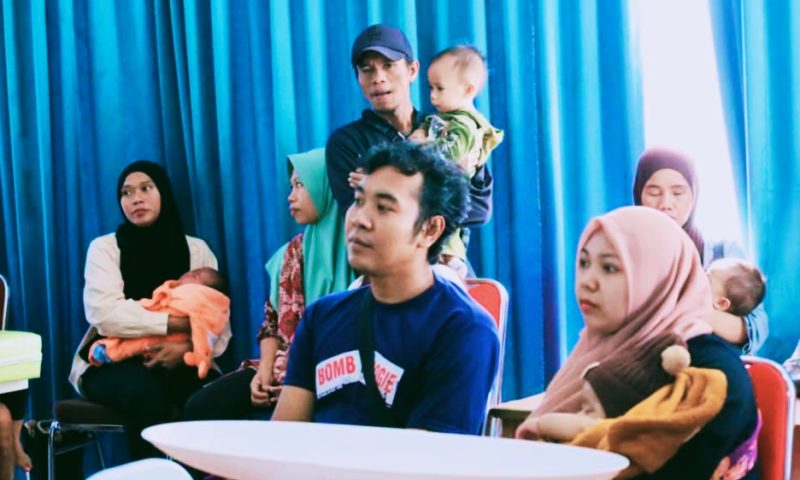 Terlihat para orang tua mengikuti skrining ulang anak terindikasi stunting yang turut dihadiri Wakil Bupati Lombok Barat Hj. Nurul Adha bersama Kepala Dinas Kesehatan Hj. Erni Suryana saat meninjau pelaksanaan di Puskesmas Labuapi, Sabtu (20/6/2026). Kegiatan ini merupakan bagian dari upaya percepatan penanganan stunting melalui pemeriksaan oleh Dokter Spesialis Anak di 20 puskesmas se-Kabupaten Lombok Barat.