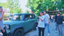 Sekretaris Daerah Provinsi NTB, Abul Chair, saat membuka Pameran Mobil dan Motor Listrik yang digelar di halaman Kantor Gubernur NTB oleh Bank Syariah Indonesia (BSI) Area Office Denpasar, Sabtu (20/6). Kegiatan ini menjadi bagian dari upaya percepatan transisi energi bersih di Nusa Tenggara Barat.