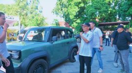 Sekretaris Daerah Provinsi NTB, Abul Chair, saat membuka Pameran Mobil dan Motor Listrik yang digelar di halaman Kantor Gubernur NTB oleh Bank Syariah Indonesia (BSI) Area Office Denpasar, Sabtu (20/6). Kegiatan ini menjadi bagian dari upaya percepatan transisi energi bersih di Nusa Tenggara Barat.