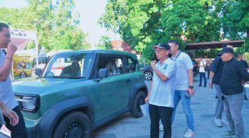 Sekretaris Daerah Provinsi NTB, Abul Chair, saat membuka Pameran Mobil dan Motor Listrik yang digelar di halaman Kantor Gubernur NTB oleh Bank Syariah Indonesia (BSI) Area Office Denpasar, Sabtu (20/6). Kegiatan ini menjadi bagian dari upaya percepatan transisi energi bersih di Nusa Tenggara Barat.