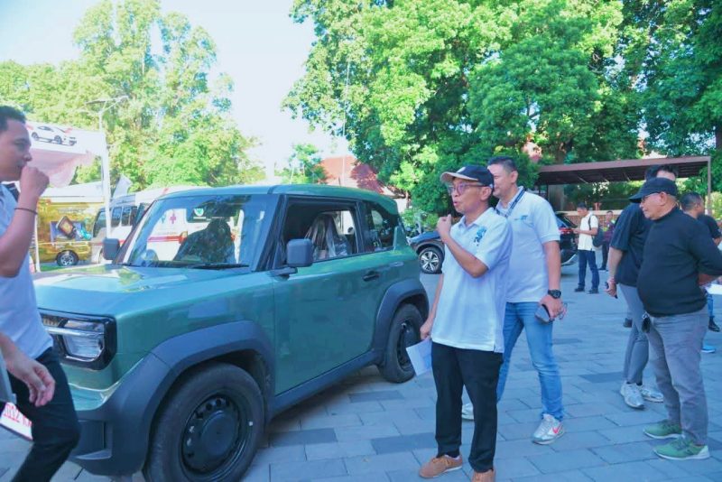 Sekretaris Daerah Provinsi NTB, Abul Chair, saat membuka Pameran Mobil dan Motor Listrik yang digelar di halaman Kantor Gubernur NTB oleh Bank Syariah Indonesia (BSI) Area Office Denpasar, Sabtu (20/6). Kegiatan ini menjadi bagian dari upaya percepatan transisi energi bersih di Nusa Tenggara Barat.