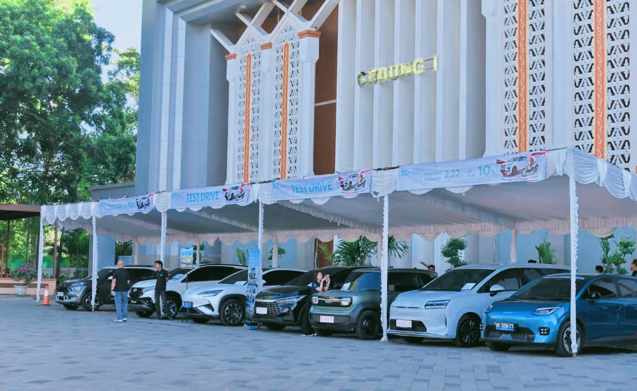 Deretan mobil listrik di halaman Kantor Gubernur NTB dalam pameran kendaraan listrik