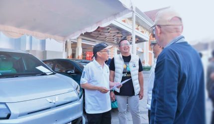 Sekda NTB membuka pameran mobil dan motor listrik di Kantor Gubernur NTB bersama Bank Syariah Indonesia dalam rangka transisi energi bersih.