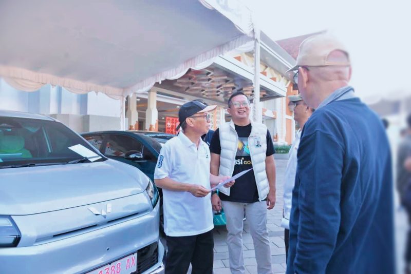 Sekretaris Daerah NTB Abul Chair membuka Pameran Mobil dan Motor Listrik di halaman Kantor Gubernur NTB, Mataram, Sabtu (20/6/2026).