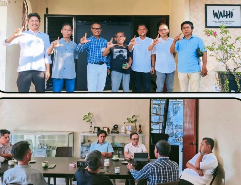 Ketua Bawaslu NTB Itratip bersama Direktur WALHI NTB Amri Nuryadin saat melakukan diskusi terkait pemilu ramah lingkungan dan wacana E-Voting di Mataram.