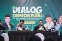 Anggota Bawaslu NTB Hasan Basri saat menyampaikan materi sosialisasi pengawasan pemilu kepada mahasiswa di Mataram.