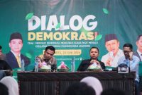 Anggota Bawaslu NTB Hasan Basri saat menyampaikan materi sosialisasi pengawasan pemilu kepada mahasiswa di Mataram.