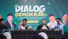 Anggota Bawaslu NTB Hasan Basri saat menyampaikan materi sosialisasi pengawasan pemilu kepada mahasiswa di Mataram.