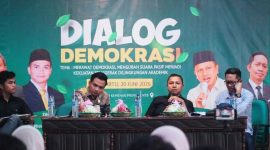 Anggota Bawaslu NTB Hasan Basri saat menyampaikan materi sosialisasi pengawasan pemilu kepada mahasiswa di Mataram.