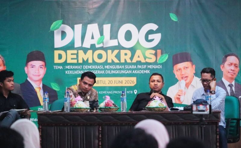 Anggota Bawaslu NTB Hasan Basri saat menyampaikan materi sosialisasi pengawasan pemilu kepada mahasiswa di Mataram.