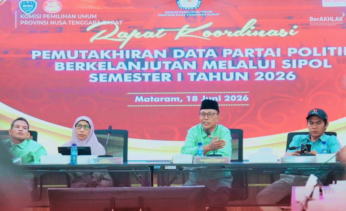 Ketua KPU NTB M. Khuwailid bersama jajaran saat rapat koordinasi pemutakhiran data partai politik melalui SIPOL di Kantor KPU NTB.