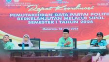 Ketua KPU NTB M. Khuwailid bersama jajaran saat rapat koordinasi pemutakhiran data partai politik melalui SIPOL di Kantor KPU NTB.