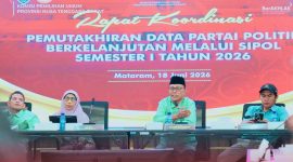 Ketua KPU NTB M. Khuwailid bersama jajaran saat rapat koordinasi pemutakhiran data partai politik melalui SIPOL di Kantor KPU NTB.
