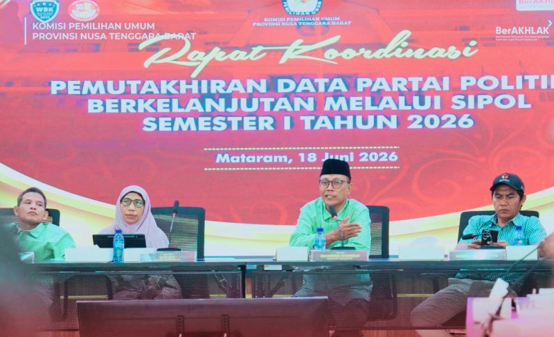 Ketua KPU NTB M. Khuwailid bersama jajaran saat rapat koordinasi pemutakhiran data partai politik melalui SIPOL di Kantor KPU NTB.