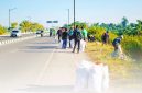Petugas DLHK NTB, serta sejumlah OPD Lingkup Pemprov NTB, bersama relawan mengangkut sampah di sepanjang Jalan Bypass BIZAM Lombok dalam aksi gotong royong Hari Lingkungan Hidup Sedunia 2026
