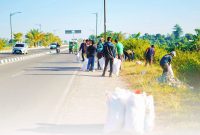 Petugas DLHK NTB, serta sejumlah OPD Lingkup Pemprov NTB, bersama relawan mengangkut sampah di sepanjang Jalan Bypass BIZAM Lombok dalam aksi gotong royong Hari Lingkungan Hidup Sedunia 2026