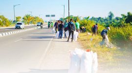 Petugas DLHK NTB, serta sejumlah OPD Lingkup Pemprov NTB, bersama relawan mengangkut sampah di sepanjang Jalan Bypass BIZAM Lombok dalam aksi gotong royong Hari Lingkungan Hidup Sedunia 2026
