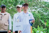 Sekda NTB Abul Chair saat ikut menanam pohon pada puncak Peringatan Hari Lingkungan Hidup Sedunia 2026 di Taman Hutan Raya (Tahura) Nuraksa, Narmada, Lombok Barat.